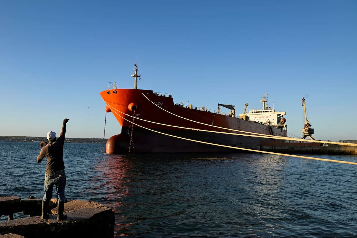 Dos buques petroleros con banderas de Rusia y Hong Kong podrían llegar a Cuba en medio de crisis energética, según seguimiento marítimo y analistas