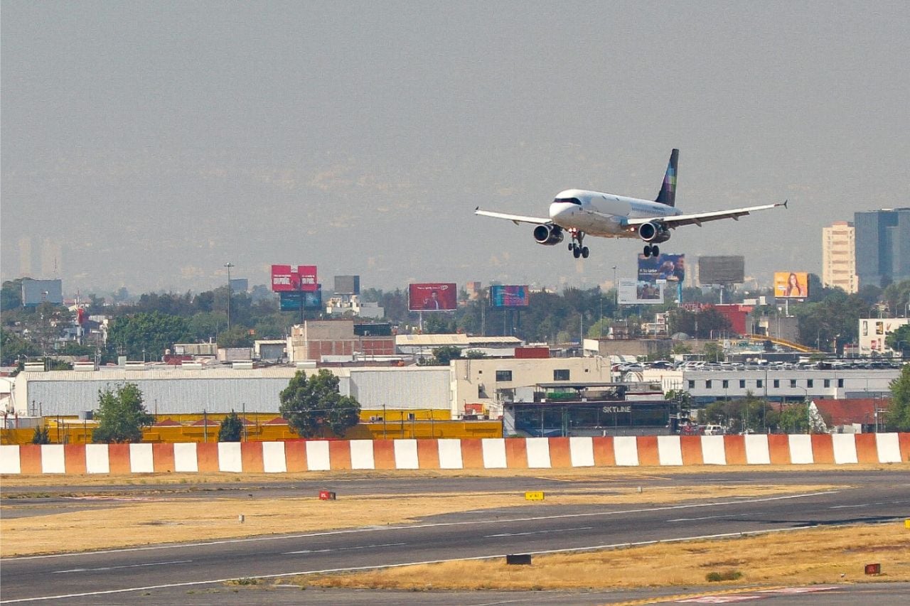 Un avión de Aeroméxico y uno de Delta Air Lines estuvieron cerca de colisionar en el AICM tras una posible confusión entre operadores. | Crédito: captura en X (@AICM_mx)