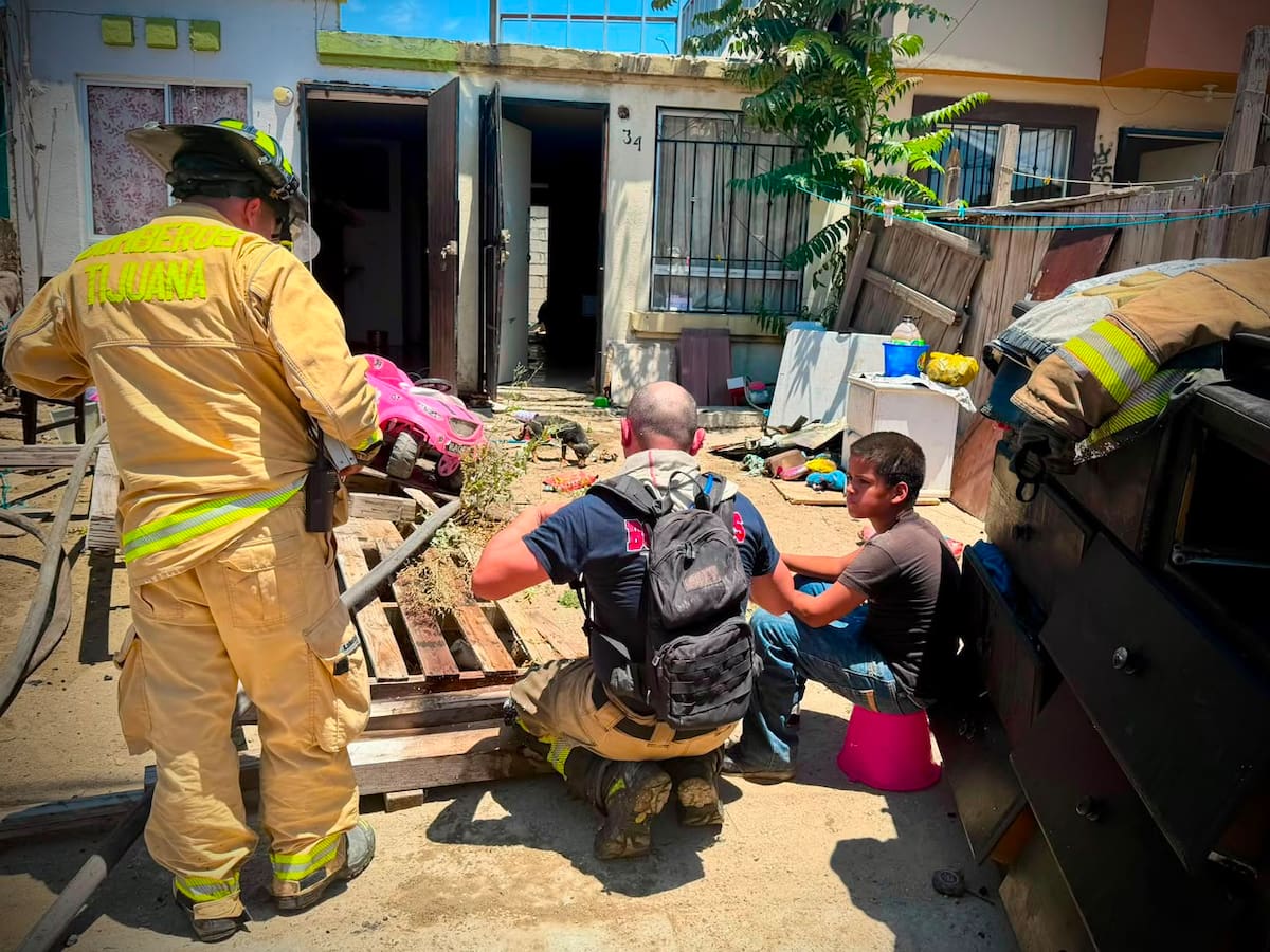 Un incendio en el fraccionamiento Villa del Campo dejó una vivienda con pérdida total y cinco más con daños parciales. No se reportaron personas lesionadas.
Fotos: Border Zoom.