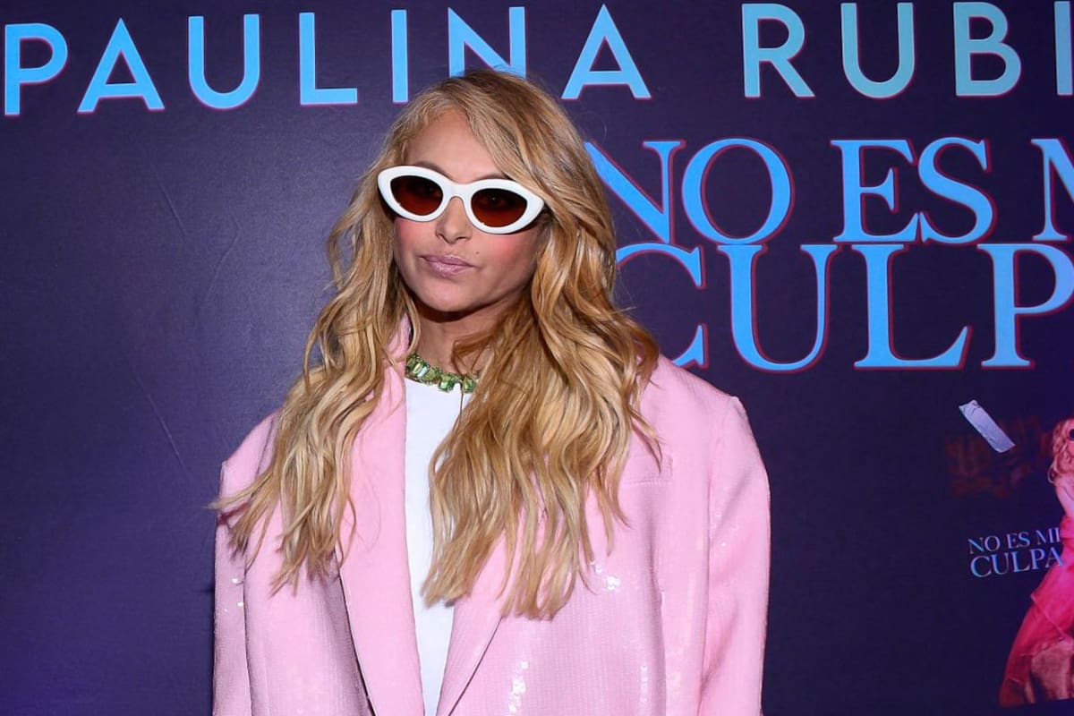 Famoso diseñador acusa a Paulina Rubio de no pagar el vestido que usó en Coachella, pese a que asegura haberlo confeccionado y entregado en menos de 48 horas