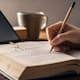 Leer textos complejos y escribir a mano garantizan un aprendizaje más profundo que las herramientas digitales según revelan estudios pedagógicos recientes y el cambio de rumbo en sistemas educativos de Suecia y Finlandia este 2026