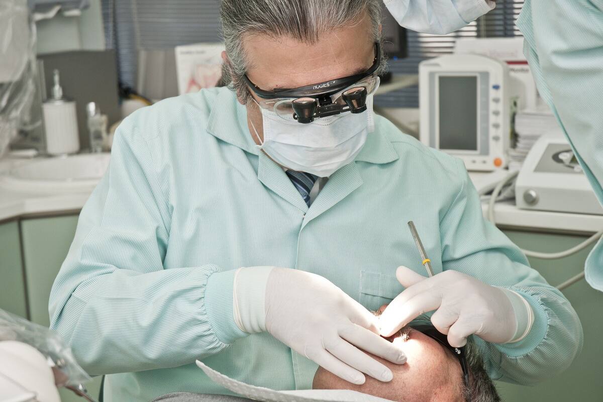 Dentista muestra cómo el alcohol destruye los dientes, revela las bebidas más dañinas