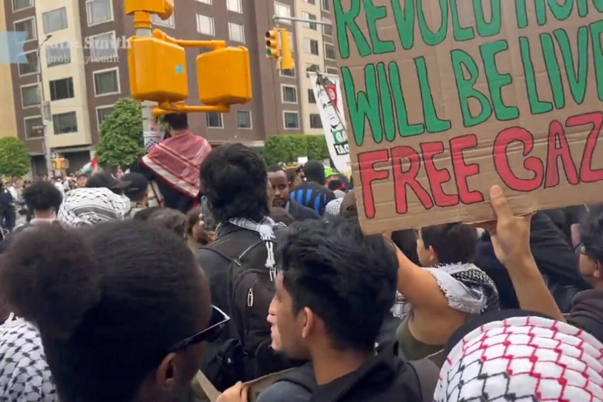 Manifestantes pro Palestina fuera del Met Gala 2024