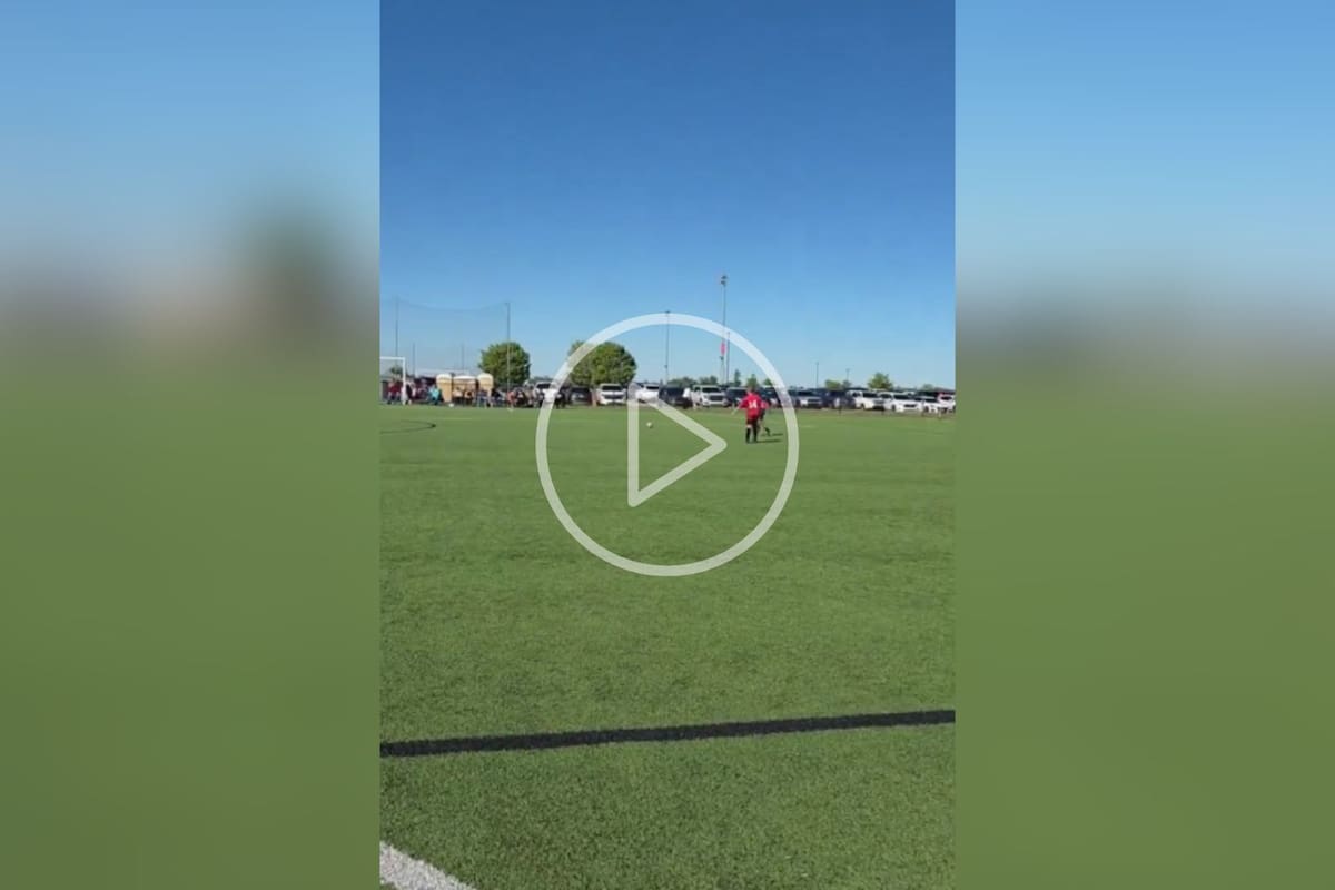 Video capta el momento en el que un niño de 6 años y un hombre de 35 mueren atropellados durante un partido de futbol infantil en Wichita, Kansas, donde una camioneta irrumpió en la cancha y dejó además once personas heridas