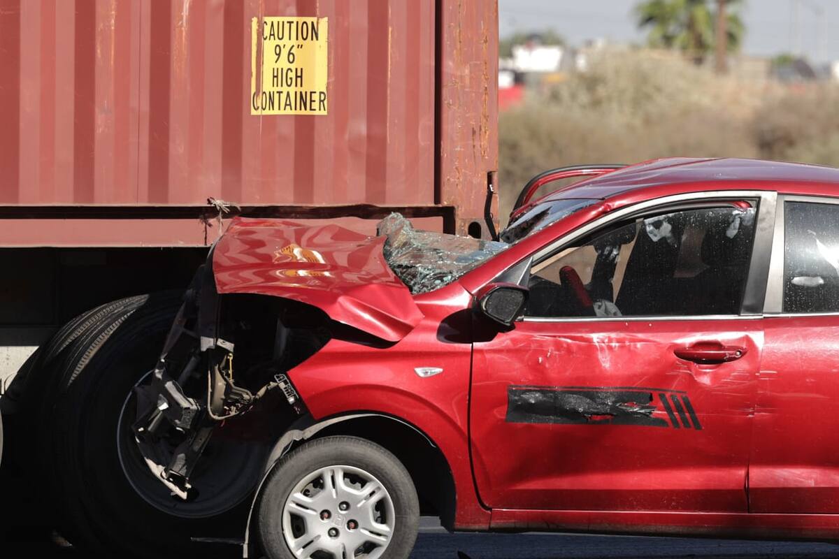 Choque entre un tráiler y un auto en la calle 9na y Calzada Cetys