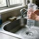 Botella con agua para destapar el fregadero