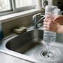 El sencillo método de la botella con agua para destapar el fregadero cuando el desagüe comienza a bajar lentamente y cómo aplicarlo correctamente para mover los residuos