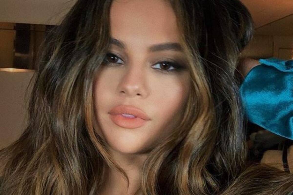 Selena Gomez pasó Navidad firmando 4.000 copias de su álbum RARE