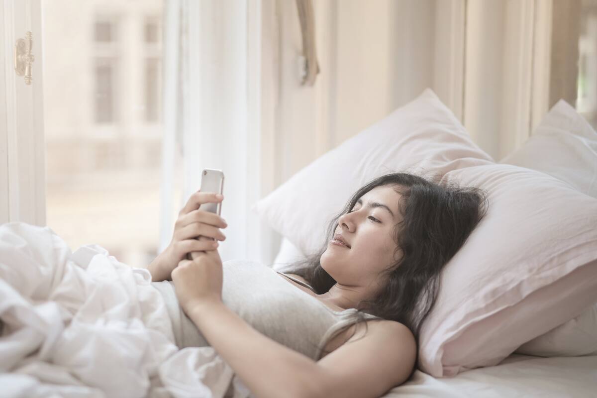 Pantallas y sueño: ¿cómo afectan los dispositivos electrónicos a tu descanso?