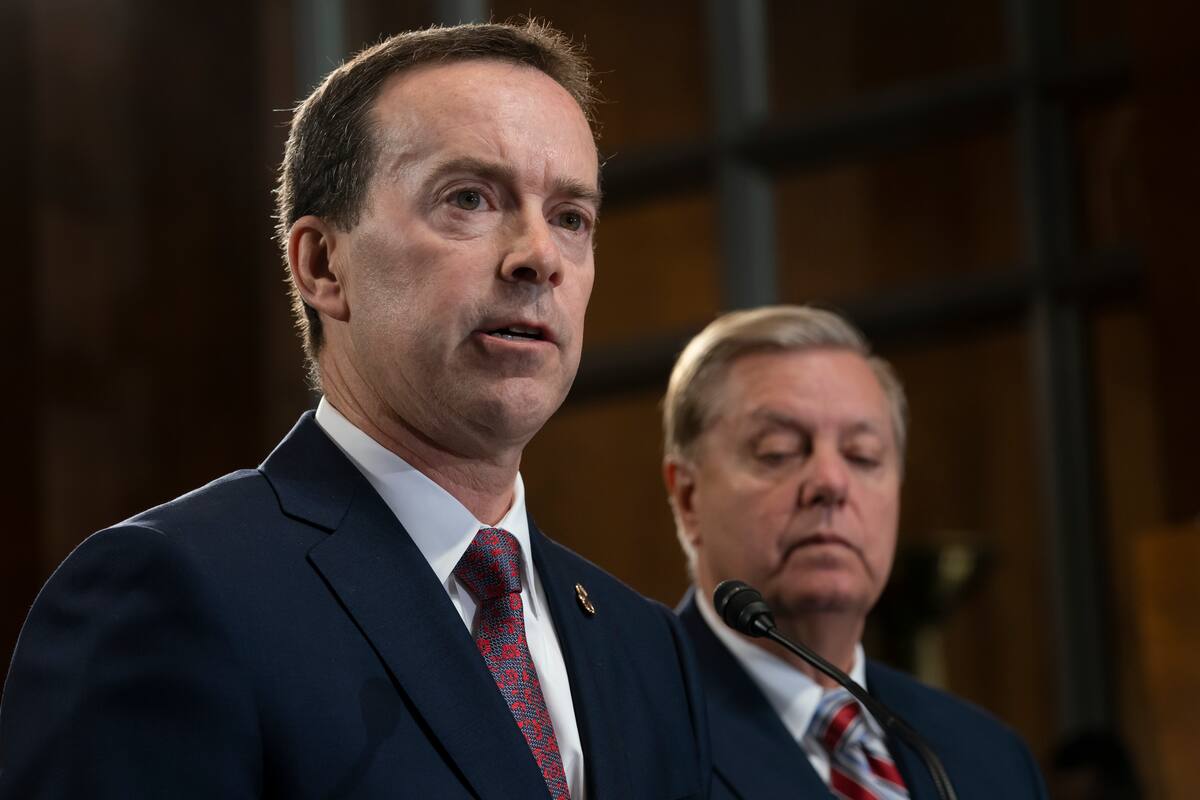 El comisionado interino de la Oficina de Aduanas y Protección Fronteriza John Sanders (izq) durante una presentación ante el Congreso en Washington el 15 de mayo del 2019. A su lado aparece el senador Lindsey Graham. (AP Photo/J. Scott Applewhite, File)