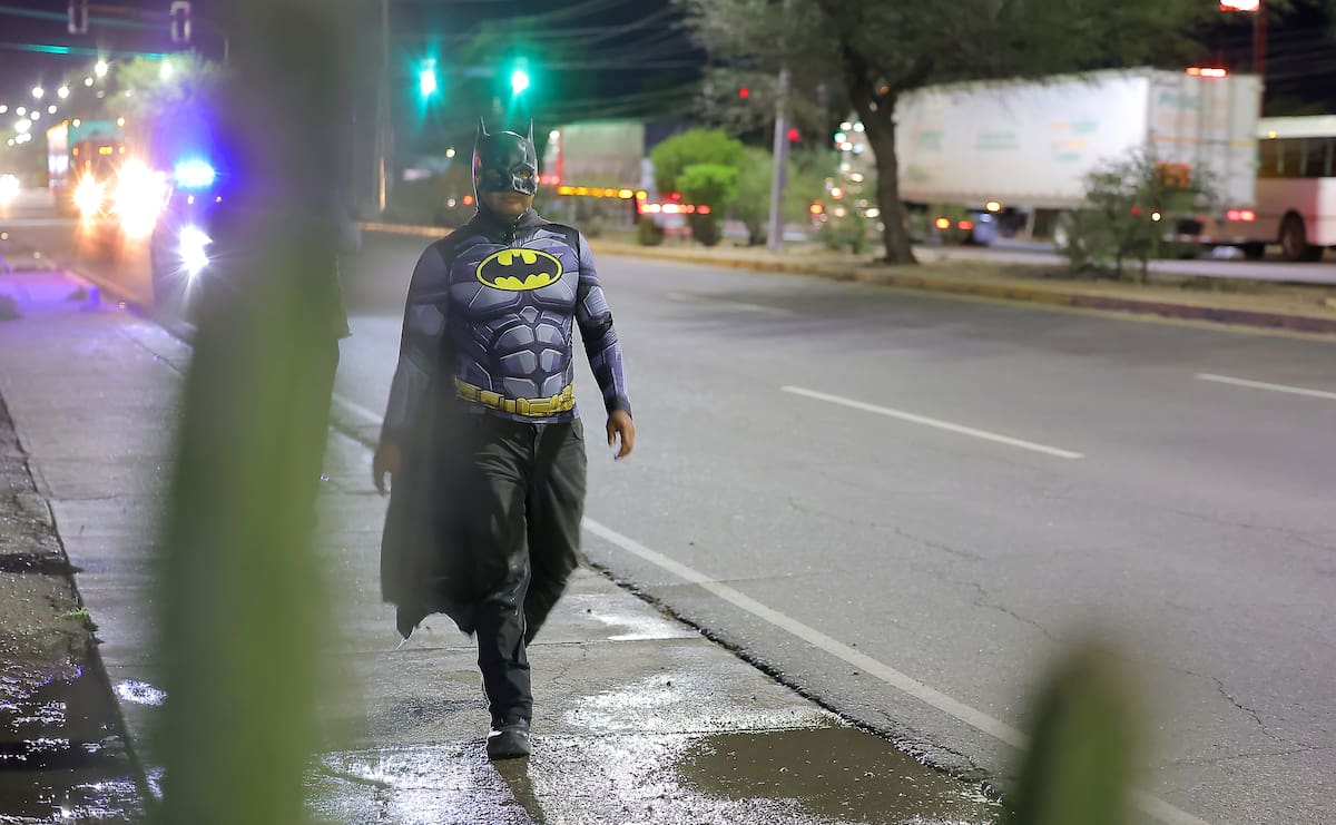 Ricardo Porras recorre el país enfundado en un disfraz de Batman, a su ingreso a Hermosillo, por la colonia Café combate fue recibido por seguidores que le llevaron cena y agua para que retome fuerzas. | Crédito: Eleazar Escobar