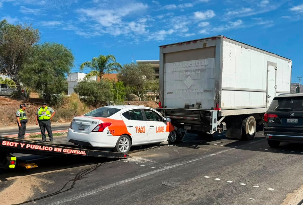 Dos personas que viajaban en el taxi resultaron heridas tras el accidente registrado a la altura del Parque Industrial El Bajío, en dirección hacia Tecate. Foto: Border Zoom