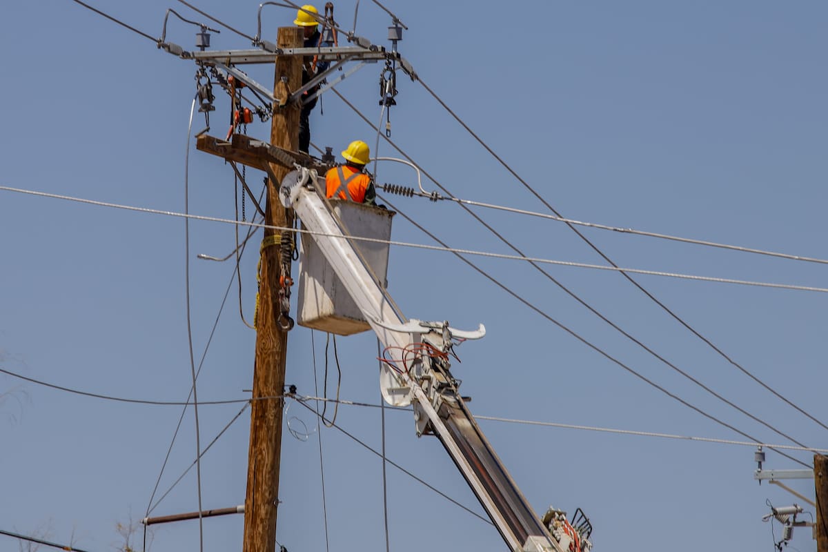 No más postes de madera en Mexicali: CFE sustituirá 4 mil estructuras por concreto