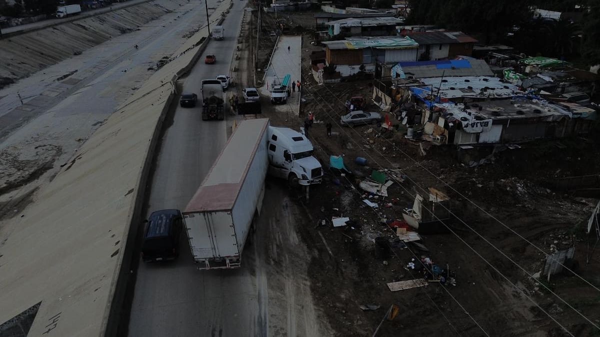 El conductor, de 28 años, fue valorado por paramédicos y no requirió traslado a un hospital. Foto: Border Zoom