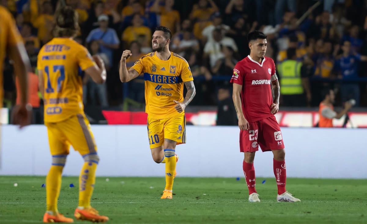 André-Pierre Gignac (c) de Tigres celebra hoy tras anotar contra el Toluca, durante un partido por los cuartos de final del torneo Clausura 2023, en el Estadio Universitario en Monterrey (México). EFE/Miguel Sierra