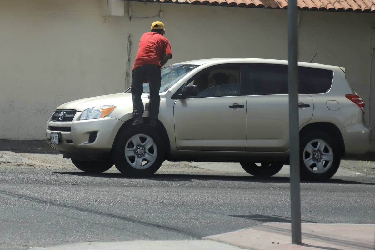 En Hermosillo menores limpiavidrios son canalizados al Umpam por faltas administrativas