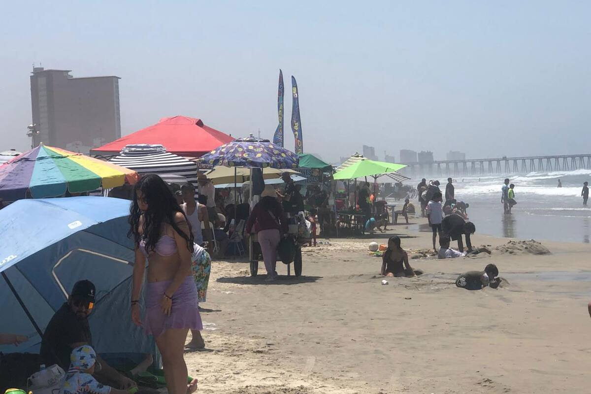 Disfrutan día en la playa de Rosarito 4 mil personas