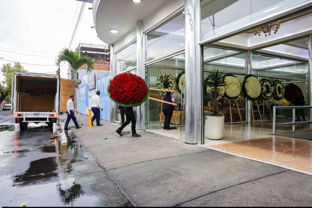 ¿Por qué El Mencho recibió una corona de flores en forma de gallo y de parte de quién fue enviada?