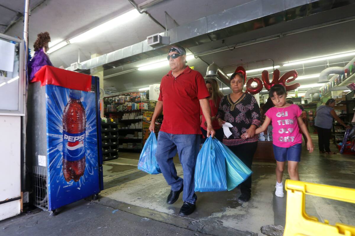 Familias compran útiles para el inicio de clases