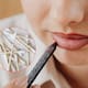 Cómo perfilar los labios sin errores usando un bastoncillo