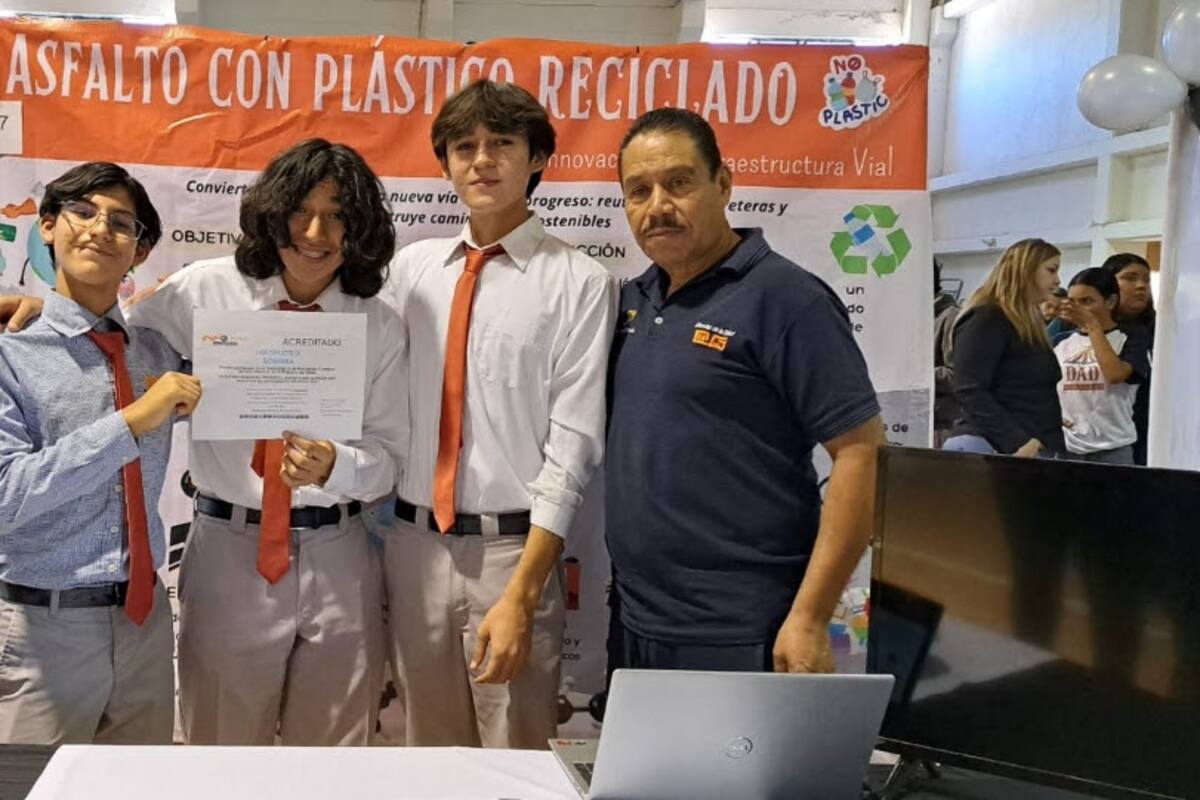 Alumnos del Cobach crean asfalto con botellas de plástico reciclado