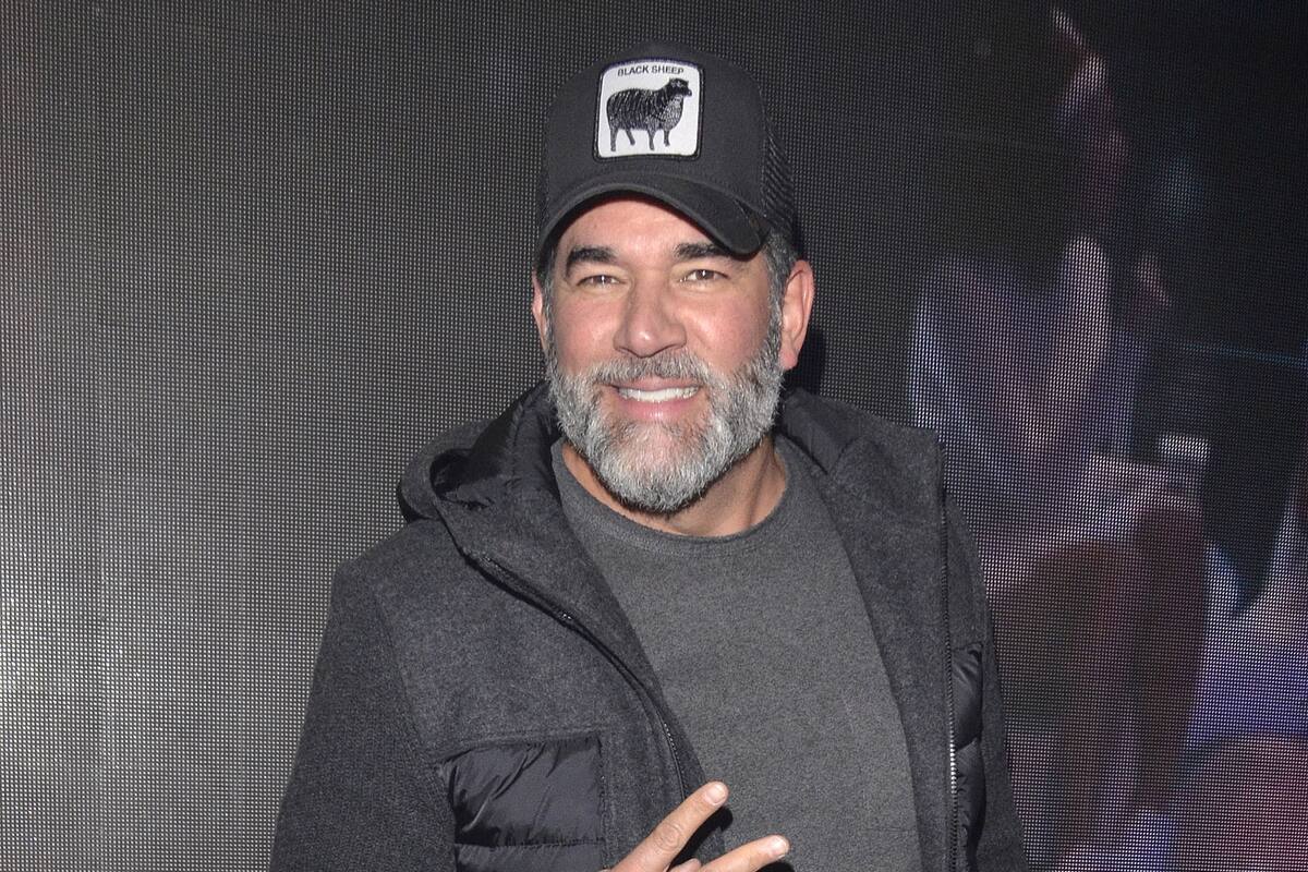 ¿Por qué Eduardo Santamarina saluda de beso a todos los hombres? El actor lo revela
