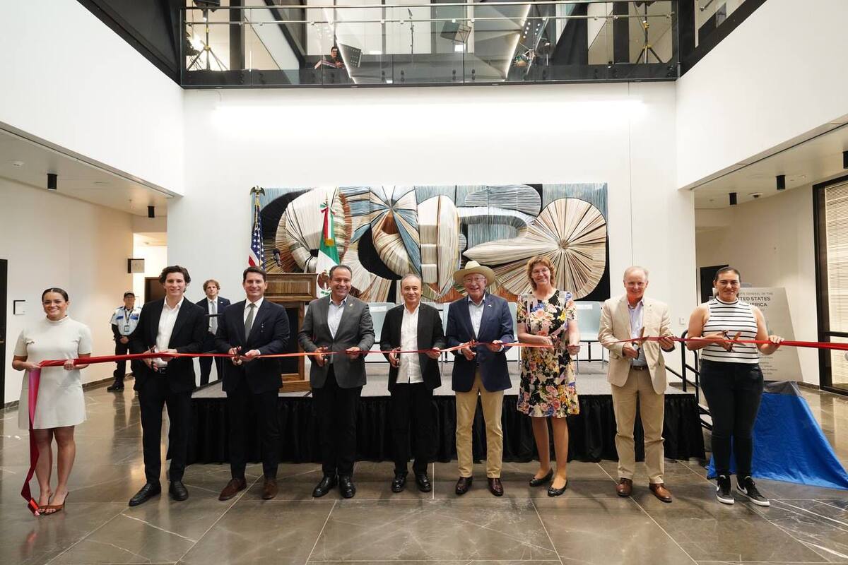 El embajador de Estados Unidos en México, Ken Salazar, y el gobernador Alfonso Durazo, acompañados de invitados especiales, inauguraron ayer el nuevo Consulado General en Hermosillo. FOTO: ESPECIAL