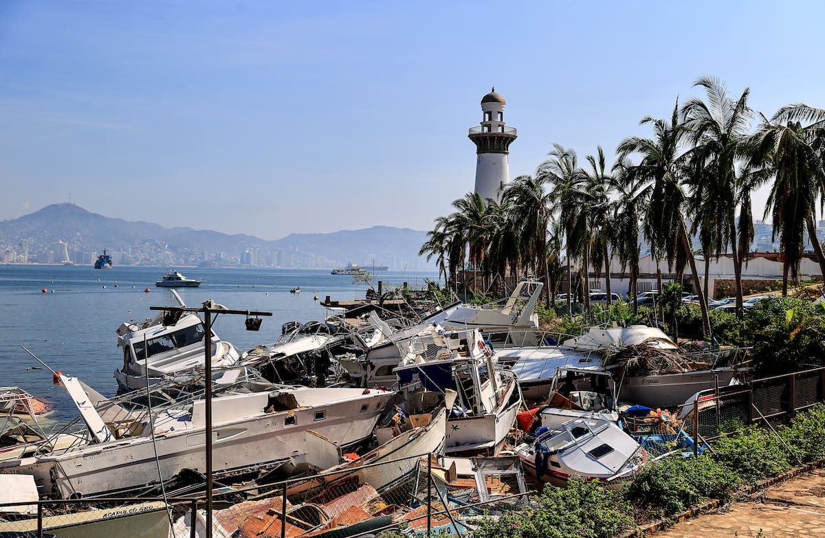 ARCHIVO. ACAPULCO (MÉXICO), 08/11/2023.- Fotografía de una zona afectada tras el paso del huracán Otis, hoy, en Acapulco (México). Tras dos semanas del huracán Otis, habitantes y empresarios de Acapulco expresaron este miércoles su escepticismo ante la promesa del presidente mexicano, Andrés Manuel López Obrador, de reabrir 40 hoteles en marzo y reconstruir el puerto en menos de dos años, aunque coincidieron con su urgencia de reactivar el turismo en diciembre. | Crédito: EFE/David Guzmán