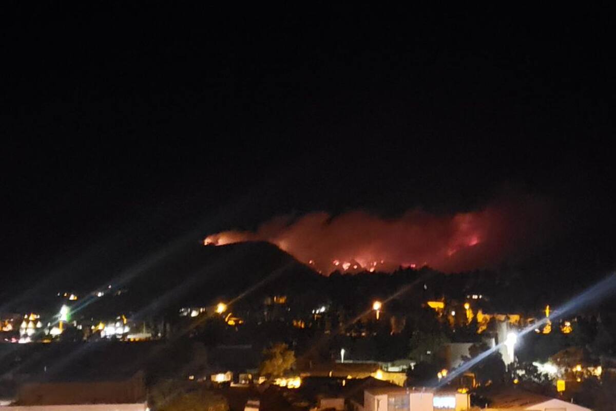 Fuerte incendio en Flagstaff ha aumentado de tamaño