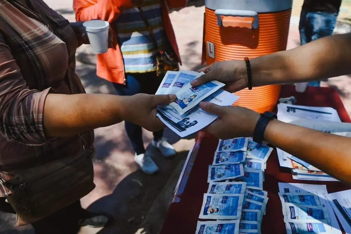 Brindan hidratación para personas en situación de calle ante calor extremo