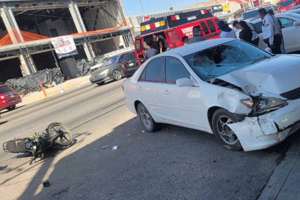 Motociclista resulta lesionado tras choque con automóvil en SLRC
