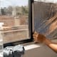 Papel aluminio en ventanas: cómo usarlo contra el calor