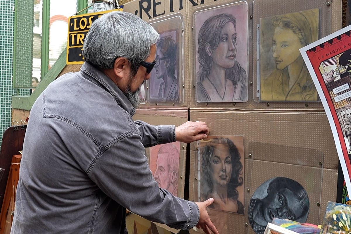 Arístides Alemán, el dibujante que da vida a retratos en el Pasaje Rodríguez.