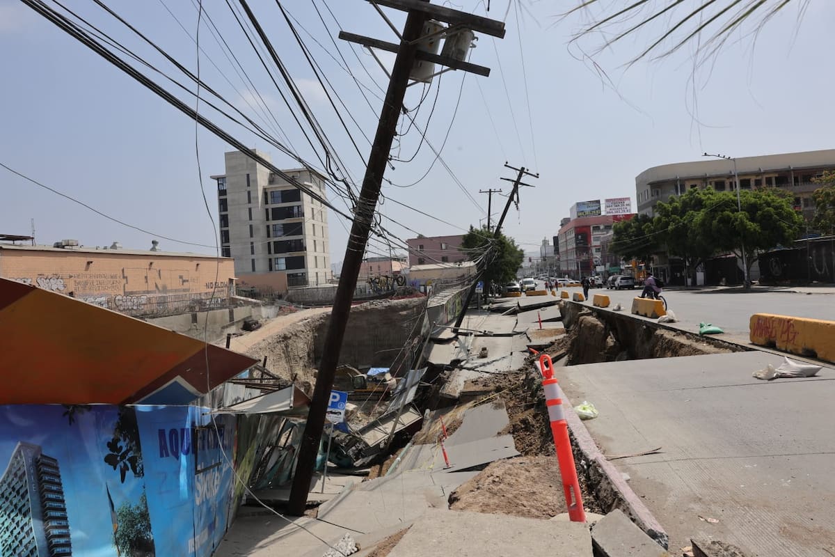 Continúa cerrado tramo de calle 10 tras socavón en Zona Centro