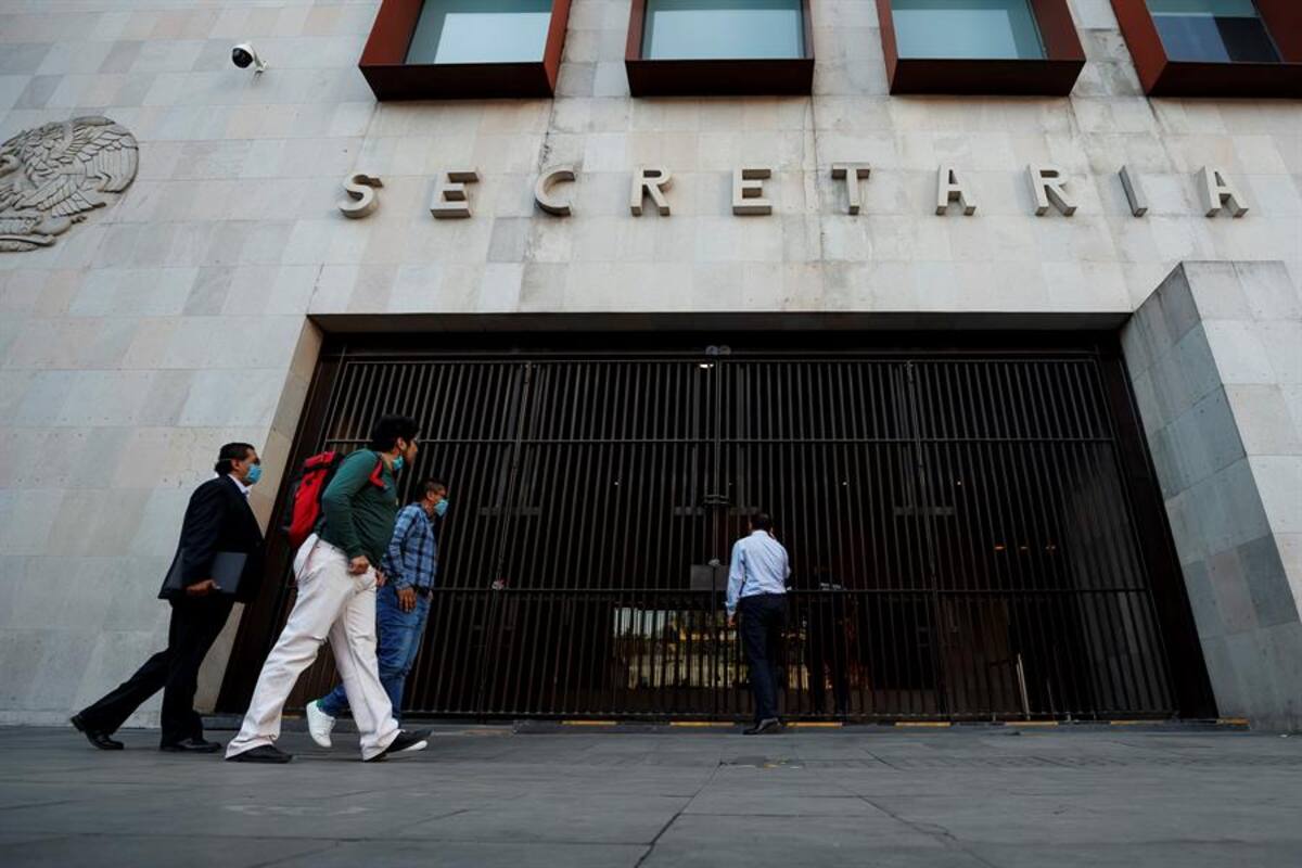 México arrecia combate del coronavirus al suspender labores de Gobierno
