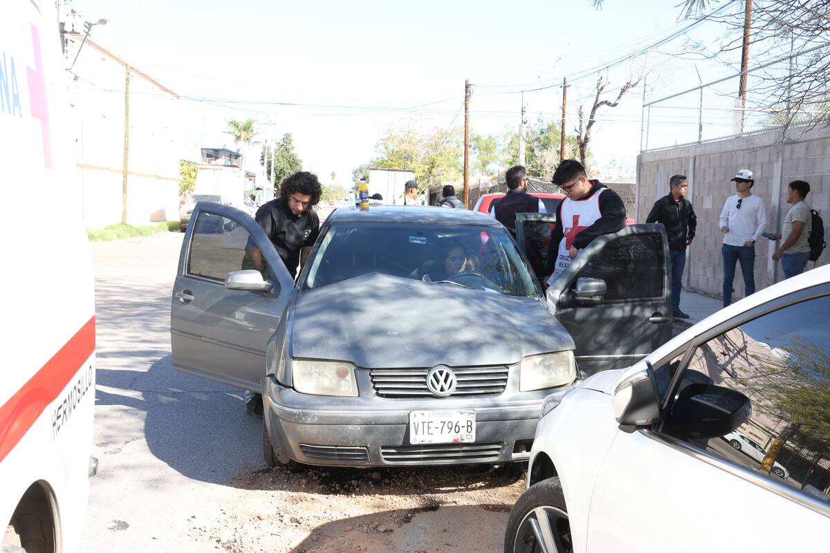 Al lugar acudió personal de la Policía Municipal y Cruz Roja, quienes
trasladaron a la conductora del vehículo sedán a recibir atención médica. FOTO: TEODOR BORBÓN