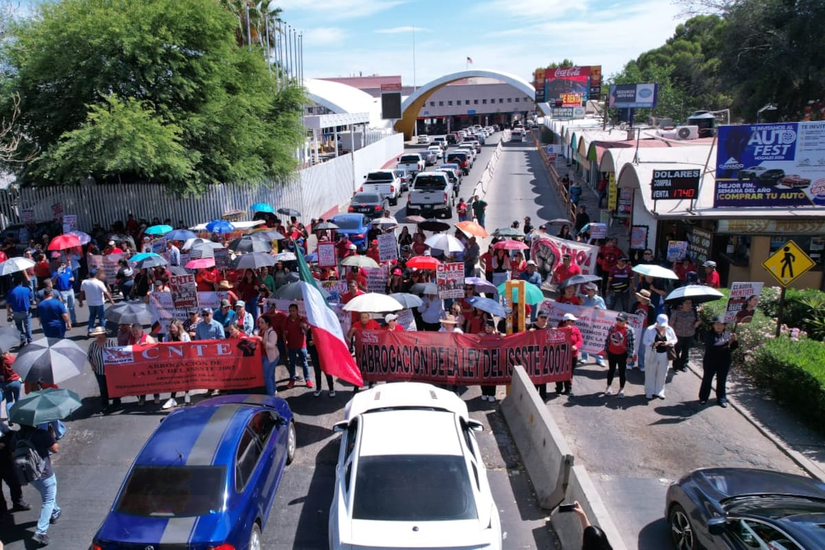 Maestros de la CNTE bloquean garita Dennis DeConcini en Nogales por demandas salariales y del ISSSTE