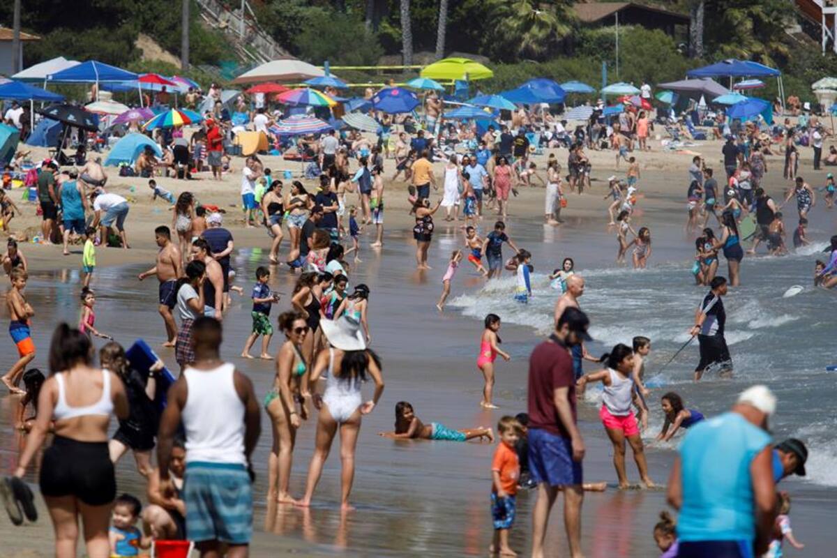Abarrotan parques y playas en EU en fin de semana feriado y en plena pandemia