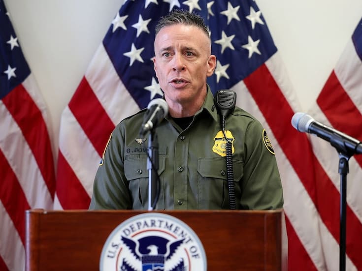 Gregory Bovino, el jefe de las redadas migratorias de Trump, podría retirarse según fuentes de CBS News