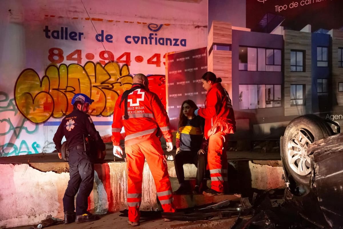 El vehículo terminó en pérdida total tras impactar también a una unidad estacionada. Foto: Border Zoom