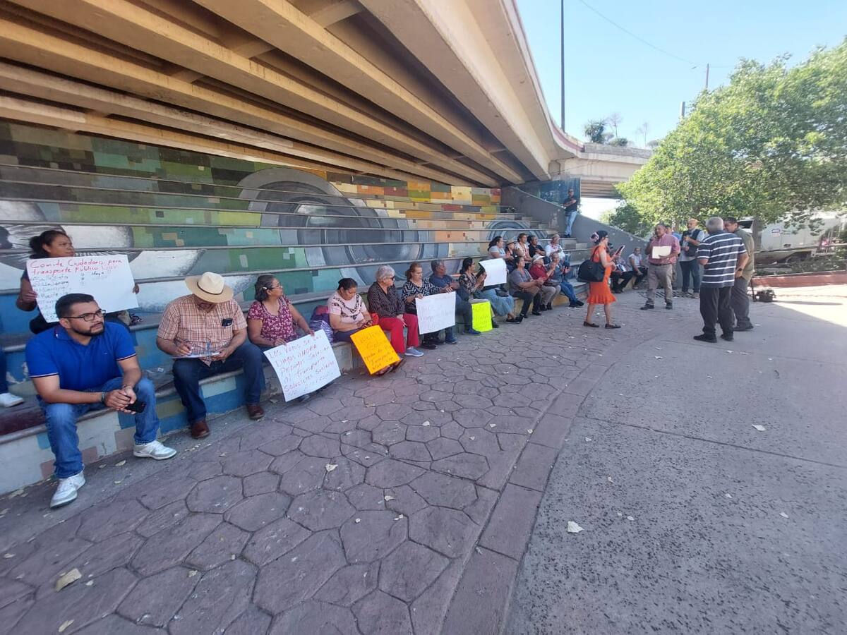 Se manifiestan usuarios del transporte urbano de Nogales. / MARCO A. MANRÍQUEZ
