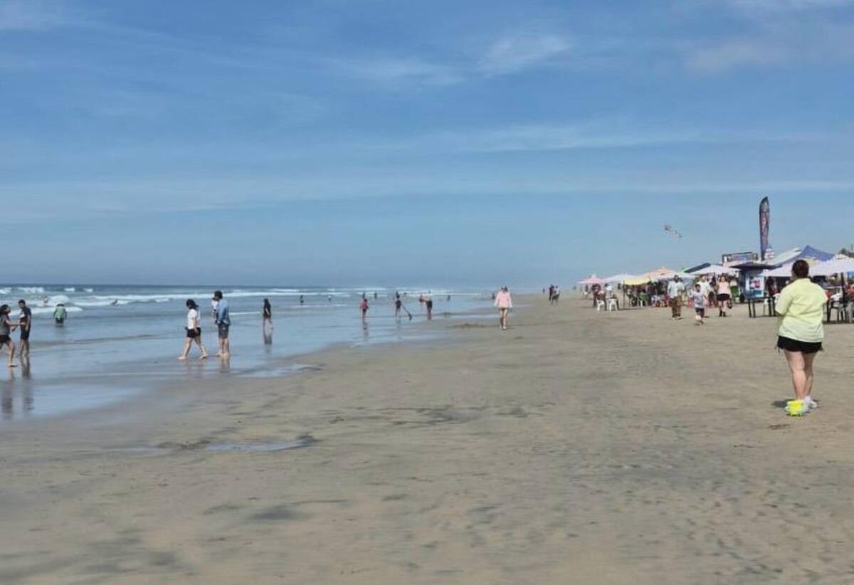 Autoridades activaron una torre de vigilancia en la zona costera para supervisar a los bañistas ante el aumento de visitantes, mientras preparan el resto de la infraestructura previo a la Semana Santa. Foto: Carmen Gutierrez