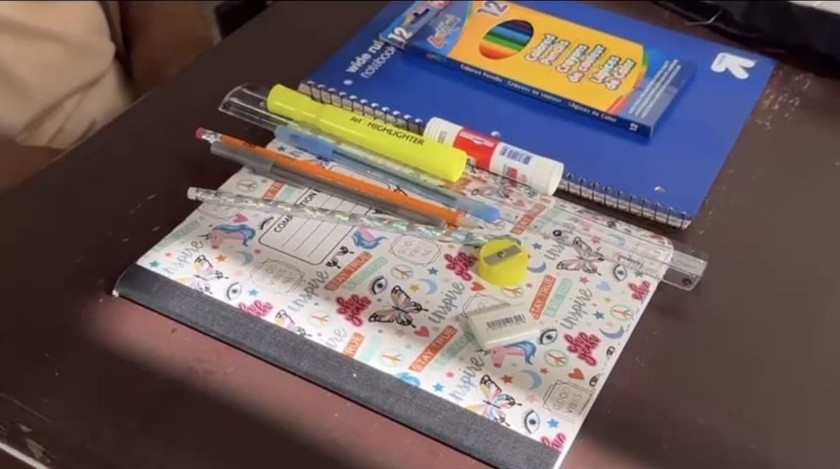 Una madre de familia voluntaria solicitó el apoyo de la comunidad para donar útiles escolares nuevos que serán entregados junto con mochilas a estudiantes de primaria en situación vulnerable. Foto: Jayme Garcia