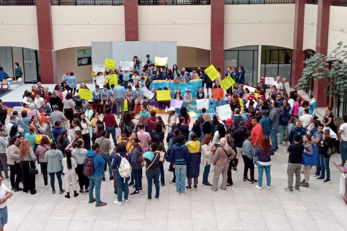 Usuarios protestan en Palacio Municipal de Rosarito por cierre del CAR