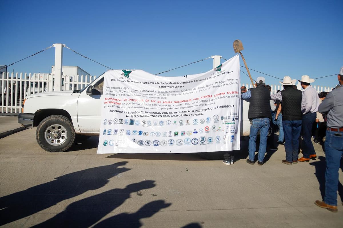 Agricultores cierran garita comercial de Calexico