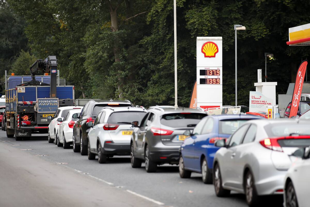 Vehicles queue to refill outside a Shell fuel station in Redbourn, Britain, September 25, 2021. REUTERS/Peter Cziborra