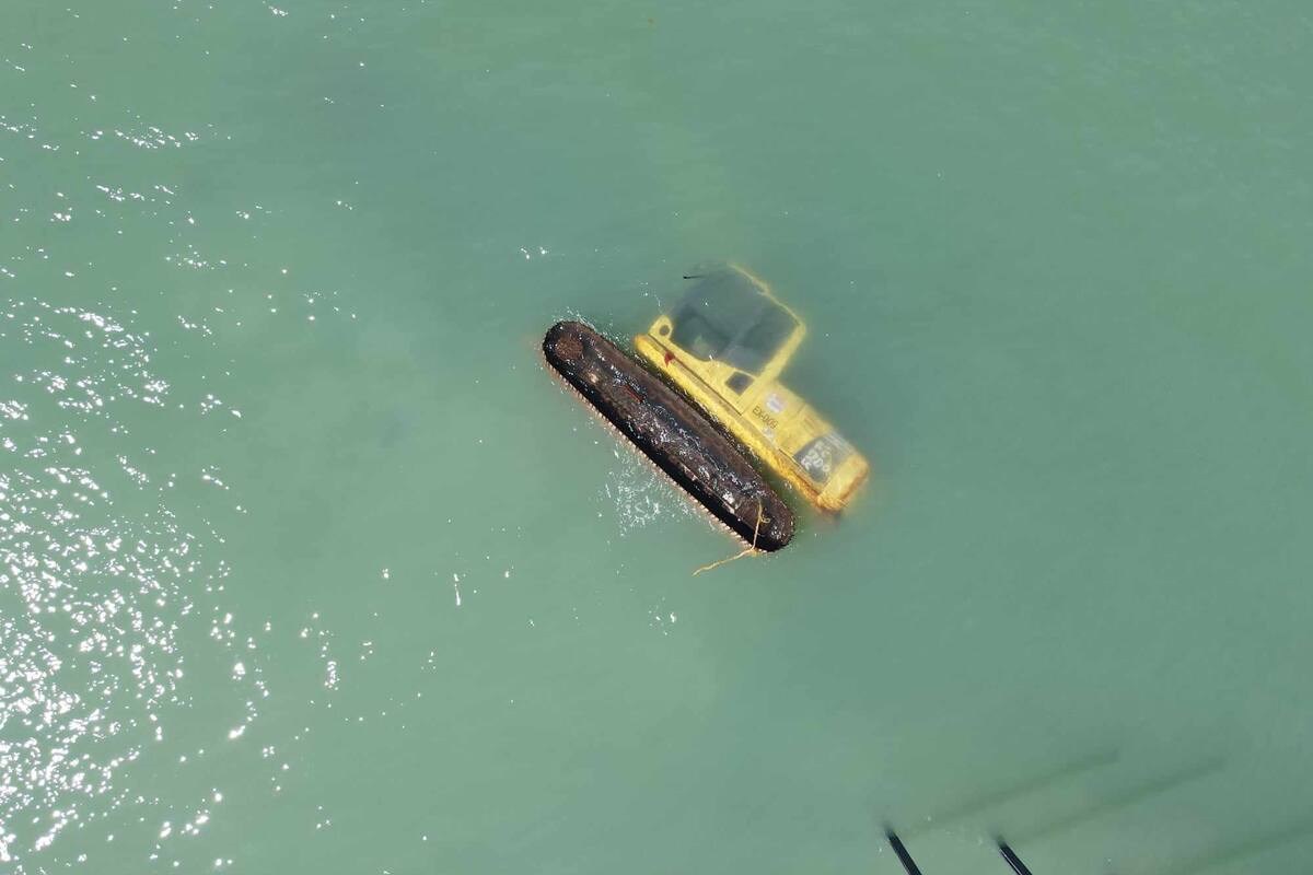 Máquina excavadora cae y queda sumergida en las obras de construcción del nuevo muelle en Bahía de Kino