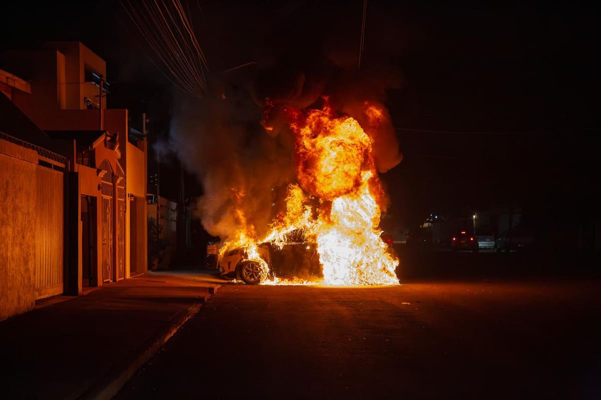 Pareja incendia auto en la Zona Norte de Tijuana