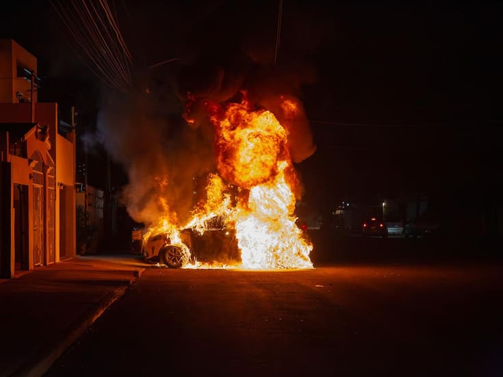 Pareja incendia auto en la Zona Norte de Tijuana
