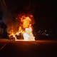 Pareja incendia auto en la Zona Norte de Tijuana